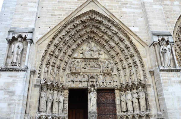 フランス 有名なノートルダム大聖堂のファサード聖人像 ユネスコ世界遺産 — ストック写真