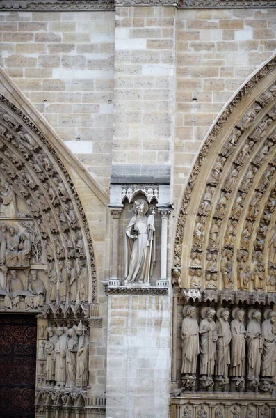 法国巴黎著名的圣母座堂正面装饰着圣徒雕像 教科文组织世界遗产场址 — 图库照片