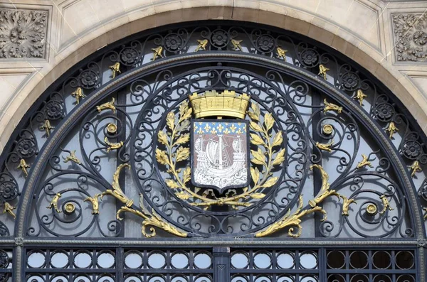 Paris belediye binasının ön cephesi