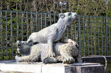 Versailles Sarayı 'nın batı cephesinin önündeki Versailles bahçesindeki Bassin du Midi havzasının kenarındaki üç melek heykelinin bronz heykeli.