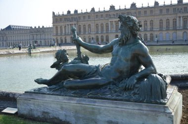 Versailles Sarayı 'nın batı cephesinin önündeki Versailles bahçesindeki Bassin du Midi havzasının kenarındaki üç melek heykelinin bronz heykeli.