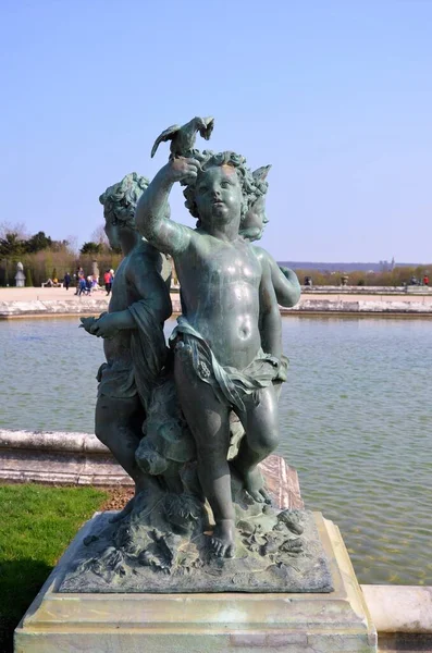 Estátua Bronze Três Querubins Borda Uma Bacia Bassin Midi Nos — Fotografia de Stock