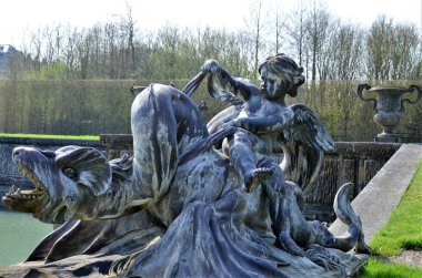 Neptune Çeşmesi Paris 'teki ünlü Versailles sarayının bahçesinde.