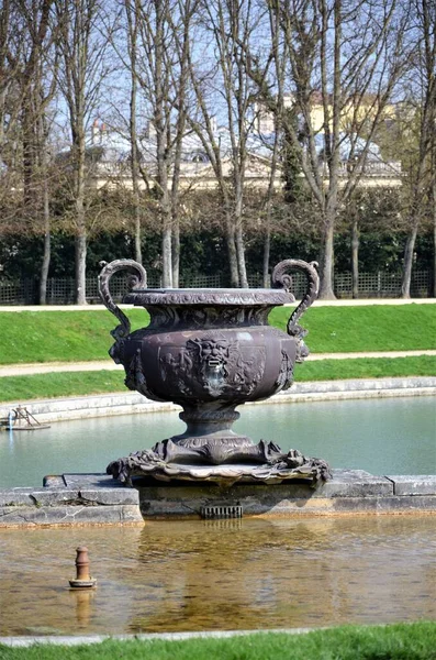 Hermosos Floreros Bronce Antiguos Los Jardines Del Palacio Versalles París —  Fotos de Stock