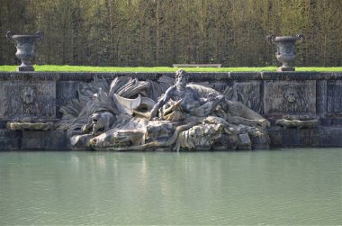 Neptune Çeşmesi Paris 'teki ünlü Versailles sarayının bahçesinde.