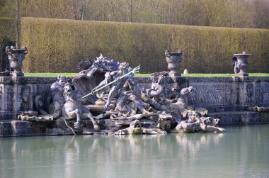 Neptune Çeşmesi Paris 'teki ünlü Versailles sarayının bahçesinde.