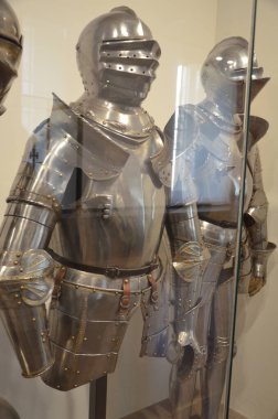 Paris 'teki Les Invalides Sarayı Ordu Müzesi' nin orijinal zırhının yakın çekimi.