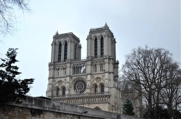 法国巴黎著名的圣母座堂正面装饰着圣徒雕像 教科文组织世界遗产场址 — 图库照片