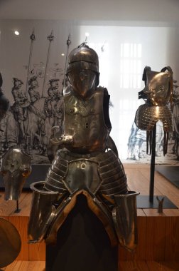 Paris 'teki Les Invalides Sarayı Ordu Müzesi' nin orijinal zırhının yakın çekimi.