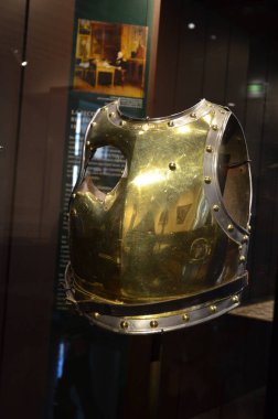 Paris 'teki Les Invalides Sarayı Ordu Müzesi' nin orijinal zırhının yakın çekimi.