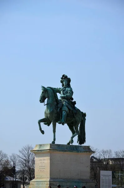 パリヴェルサイユ宮殿前のルイ14世像 フランス — ストック写真