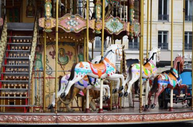 Eiffel Kulesi 'nin yanında atlıkarınca manzarası, Paris, Fransa