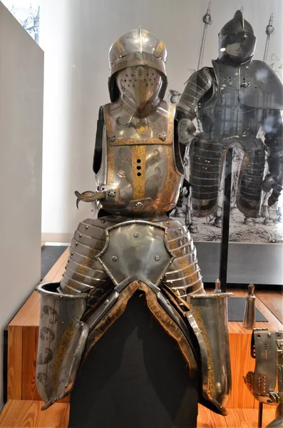 Napolyon 'un Fransa' daki mezarının içinde bulunan Invalides Oteli (Invalids Ulusal Konutu)