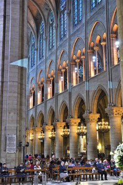 Paris, Fransa 03.24.2017: Notre Dame katedralinin içi