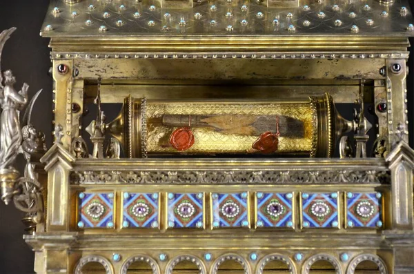 Paris, Fransa 03.24.2017: Notre Dame katedralinin içi