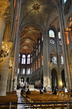 Paris, Fransa 03.24.2017: Notre Dame katedralinin içi