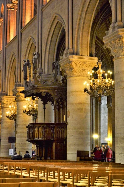 Paris, Fransa 03.24.2017: Notre Dame katedralinin içi