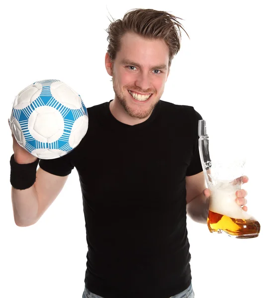 Mann mit Fußball und Bierglas — Stockfoto