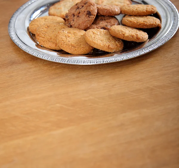 Piatto di biscotti su un tavolo di legno — Foto Stock