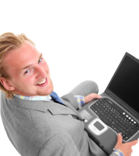 Ung affärsman som arbetar på bärbar dator — Stockfoto