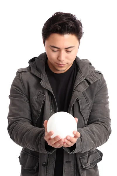 Człowiek posiadający piłkę szkła — Zdjęcie stockowe