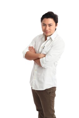 Beyaz gömlekli rahat genç adam