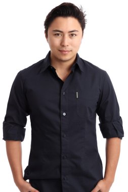 mavi gömlekli kendine güvenen delikanlı