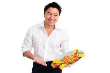 güzel bir salata hazırladı.