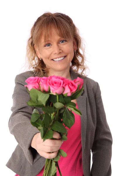 Femme mignonne avec 10 roses roses — Photo