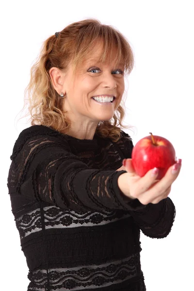 Mulher mostrando uma maçã vermelha — Fotografia de Stock
