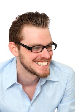 mavi gömlekli olgun genç adam