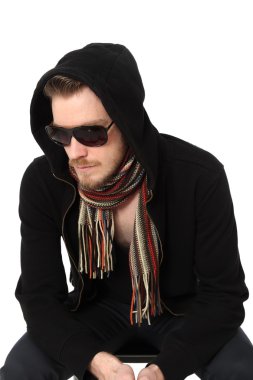 Gözlüklü maço adam