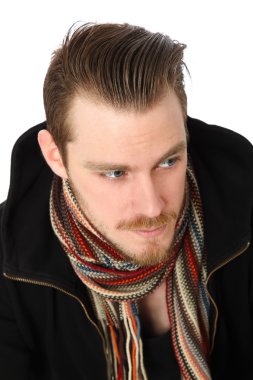 uzağa bakarak bir eşarp genç adam