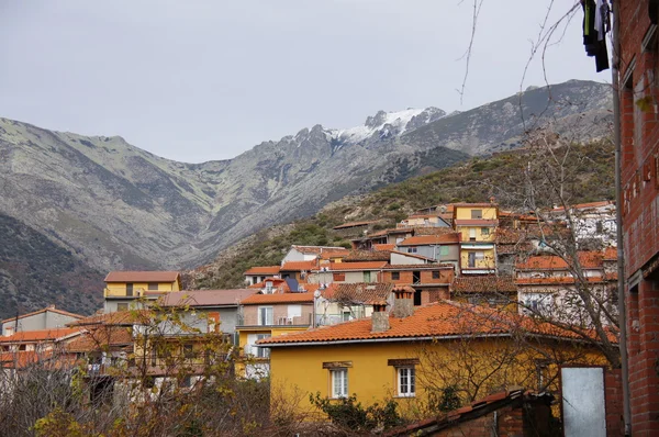 General view of Guijo de Santa Barbara and Gredos Mountains with snow — Stock Photo, Image