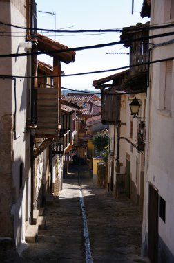 Valverde, calle con arroyo y galerías de madera