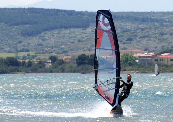 Muž windsurfing v leucate — Stock fotografie