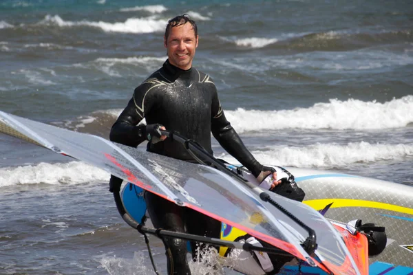 Šťastní lidé až po windsurfing — Stock fotografie