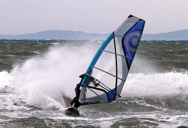 Windsurfista jibes — Fotografia de Stock