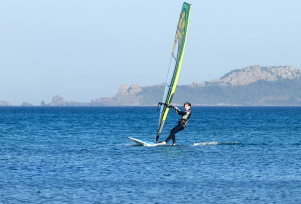 Woman windsurfing in Hyères — Stock fotografie