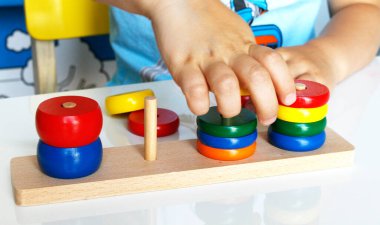 Çocuk Montessori ile oynuyor ve matematik öğreniyor. Kesirler için Montessori malzemesi. Anaokulunda öğreniyorum..