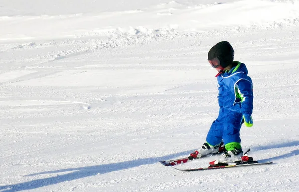 Bonito Menino Três Anos Aprendendo Esquiar Nas Montanhas Suíças Fotografia De Stock