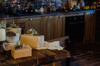 Hediye kutusu ve süslemeleri olan Noel arkaplanı