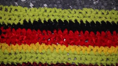 Renkli örgü halılar kullanılmış gömlekler, geri dönüşüm konsepti