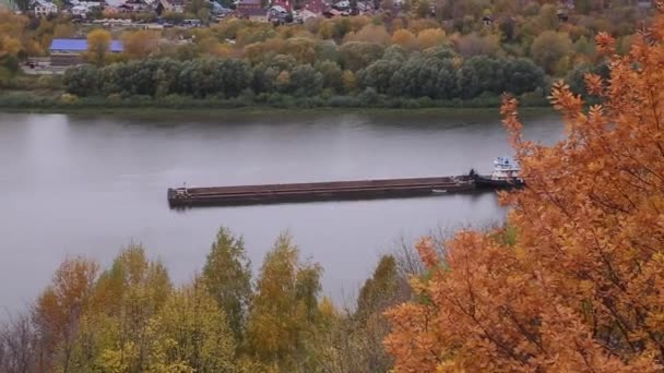 Un rimorchiatore fluviale con una chiatta. Canale fluviale per il trasporto merci, vista dall'alto. — Video Stock