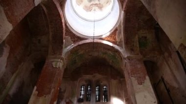 Terk edilmiş bir kilisenin gizemli mistik iç mimarisi karanlık, kasvetli bir bina, bir kilisenin kalıntıları.
