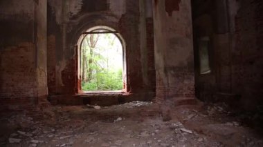 Terk edilmiş bir kilisenin gizemli mistik iç mimarisi karanlık, kasvetli bir bina, bir kilisenin kalıntıları.