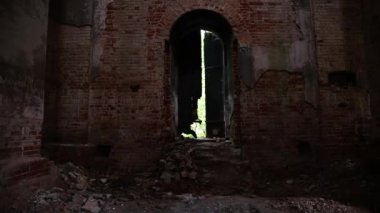 Terk edilmiş bir kilisenin gizemli mistik iç mimarisi karanlık, kasvetli bir bina, bir kilisenin kalıntıları.