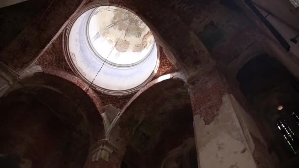 Misterioso interno mistico di una chiesa abbandonata, un oscuro edificio cupo, le rovine di una chiesa — Video Stock