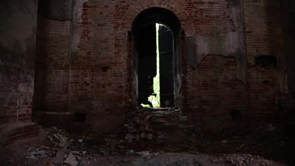 Mystérieux intérieur mystique d'une église abandonnée, un sombre bâtiment sombre, les ruines d'une église — Video