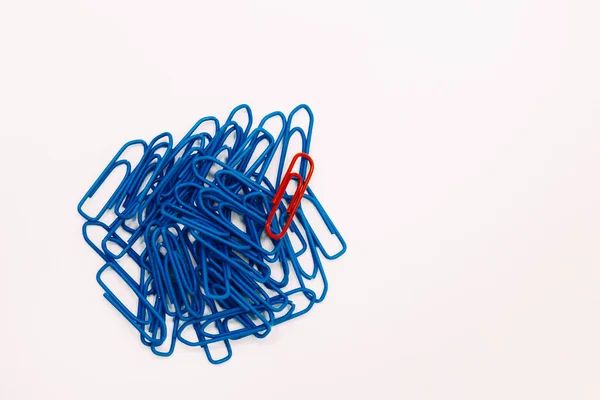 Red Paper Clip Stands Out Background Blue Paper Clips Concept — Stock Photo, Image